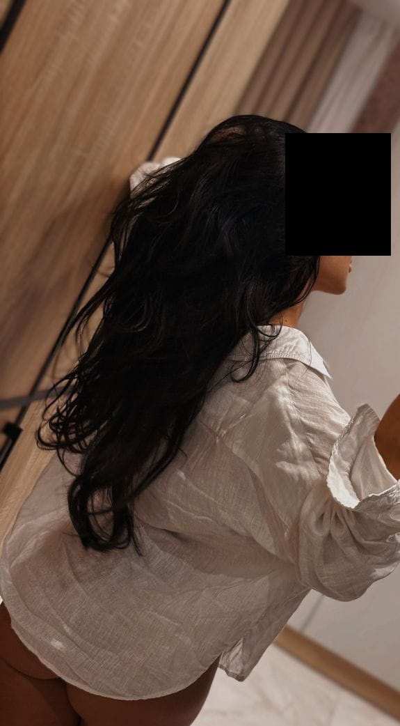 Έχω Πεταχτό Κώλο, Φυσικά Βυζιά. Πάρε με και μέσα στη νύχτα να σε καυλώσω