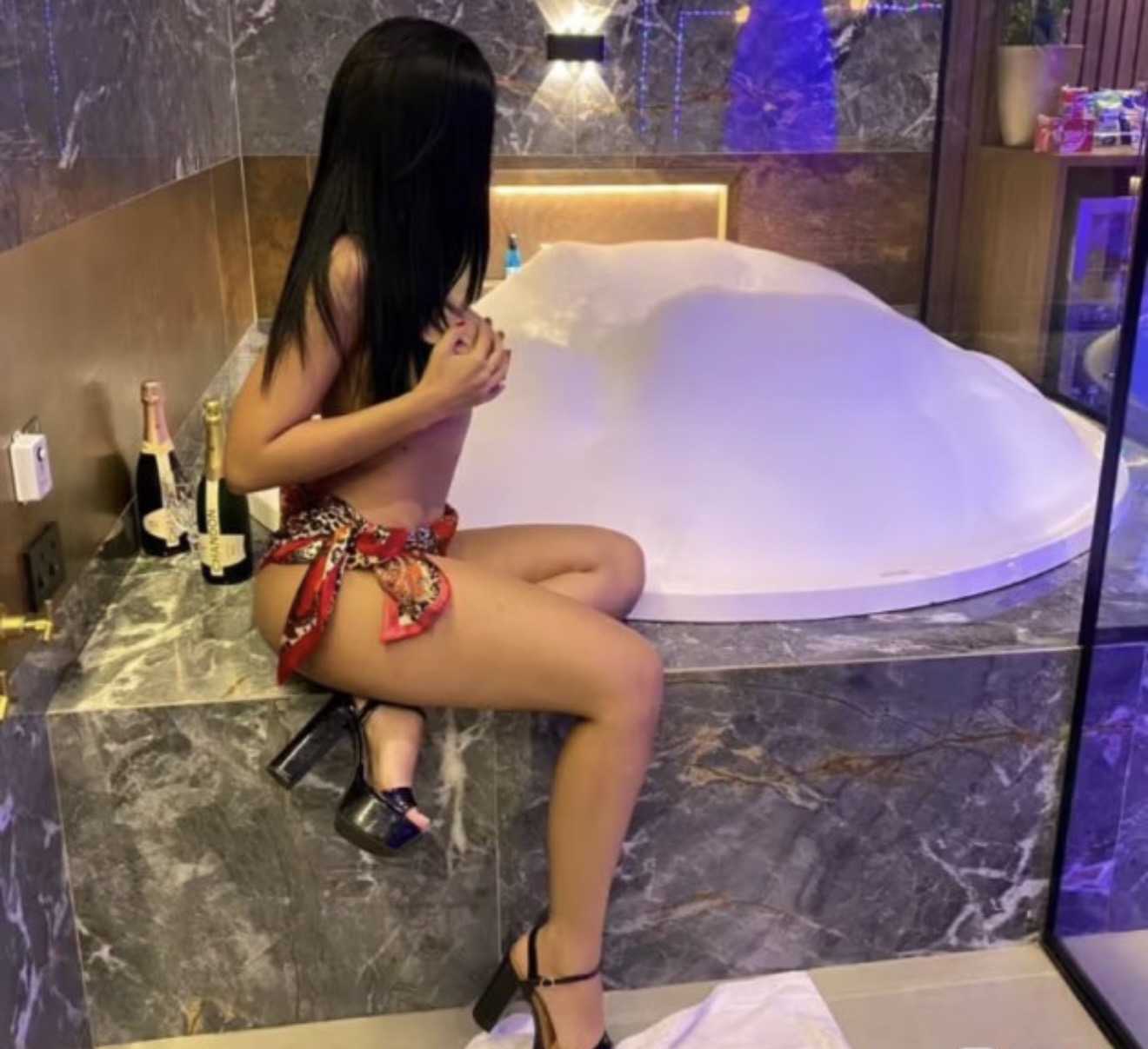 indipended escort και άργά μέσα στη νύχτα..